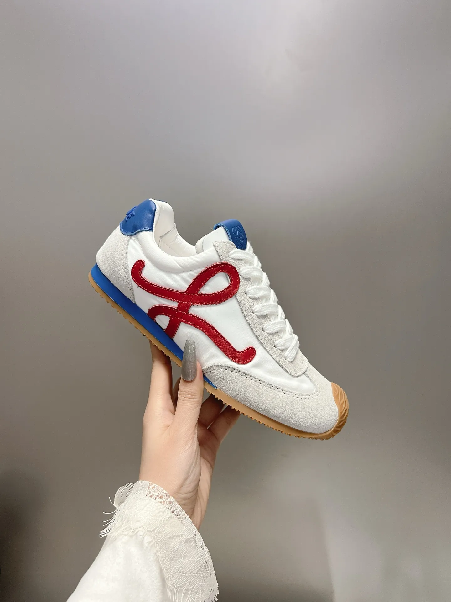 👟👟Ex-factory price 540👟👟 Original BALLET RUNNER2.0 Loewe ballet shoes! Asymmetrical toe shape, Loewe's signature design! Super soft, light and flexible original TPU sole with wavy pattern, (not ordinary rubber sole) original cover last + fierce craftsmanship wrapping feeling, the comfort is first-class! The 3D injection molded rubber LOEWE logo on the heel gives this shoe a retro and elegant interpretation, and incorporates modernity and LOEWE's unique style. There are so many colors and pictures will be updated one after another. Code number: 35-40 (41 customized)